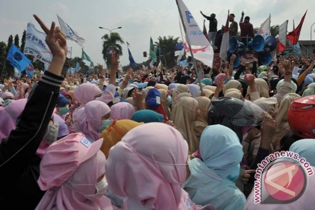 Buruh perempuan akan demo tuntut penurunan  harga barang