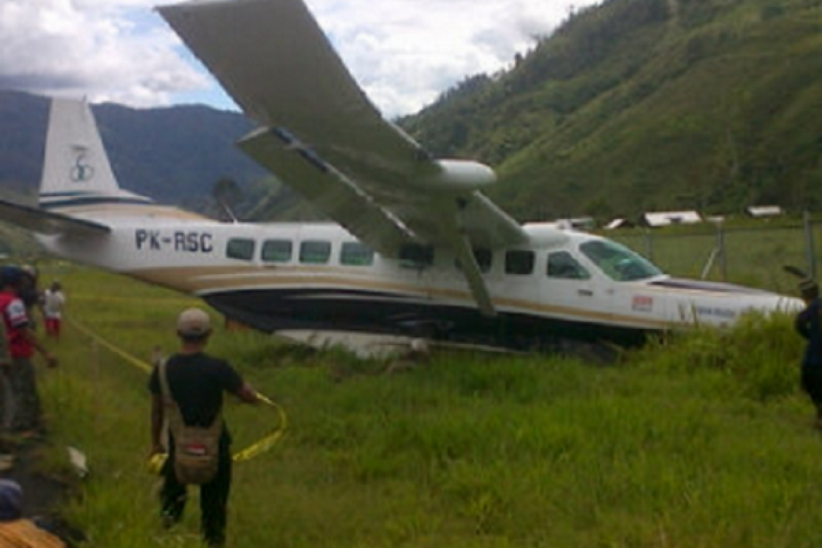 Pesawat Enggang Air terperosok di Bandara Sentani