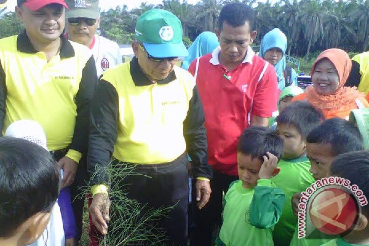 Bupati Mukomuko tanam pohon di pantai abrasi