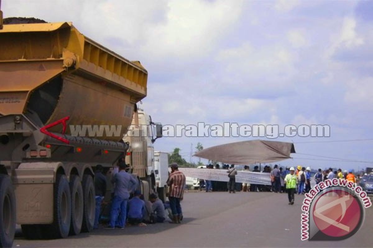 Ratusan Warga Tutup Jalan PT Adaro 