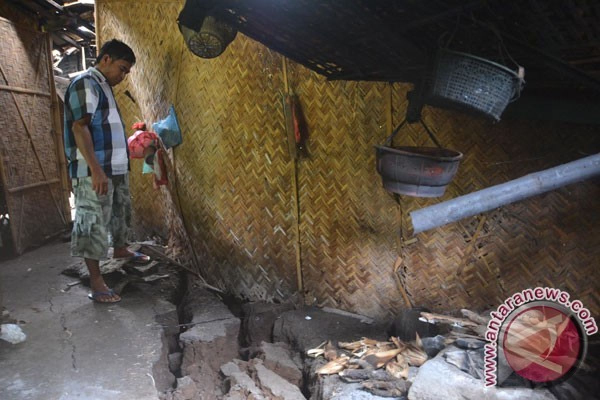 Tanah Retak, Satu Keluarga Mengungsi Takut Longsor