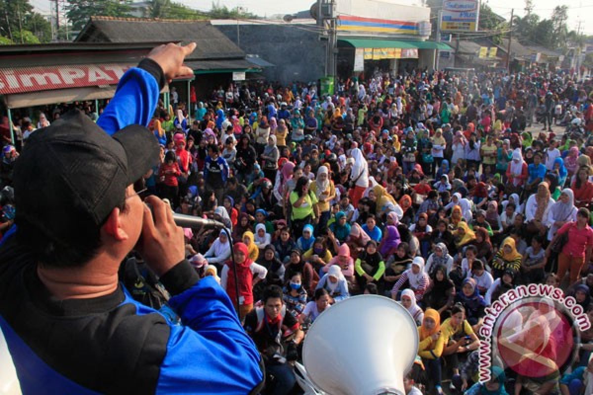 Ratusan buruh Tangerang demo