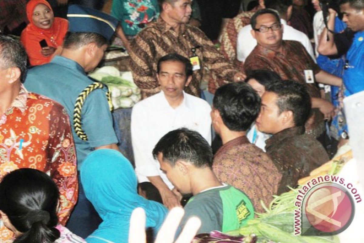 Presiden Bantu Koperasi Pasar Panorama Bengkulu 