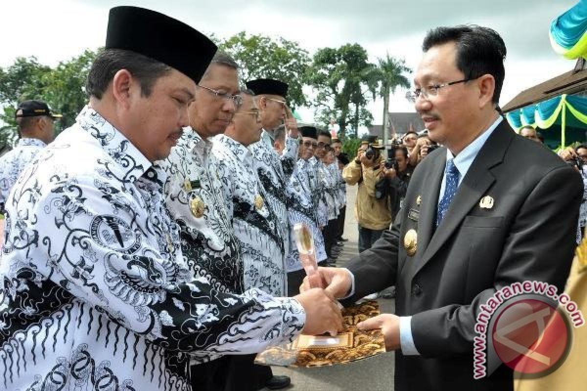 Bupati Ria Norsan Raih PGRI Award 2014