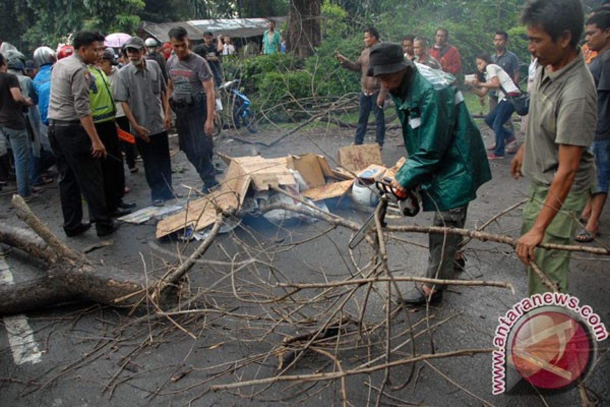 Angin kencang tewaskan warga Kota Bekasi