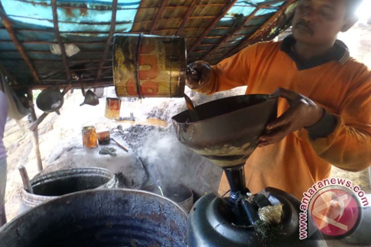 Para penambang Bojonegoro suling sumur tua