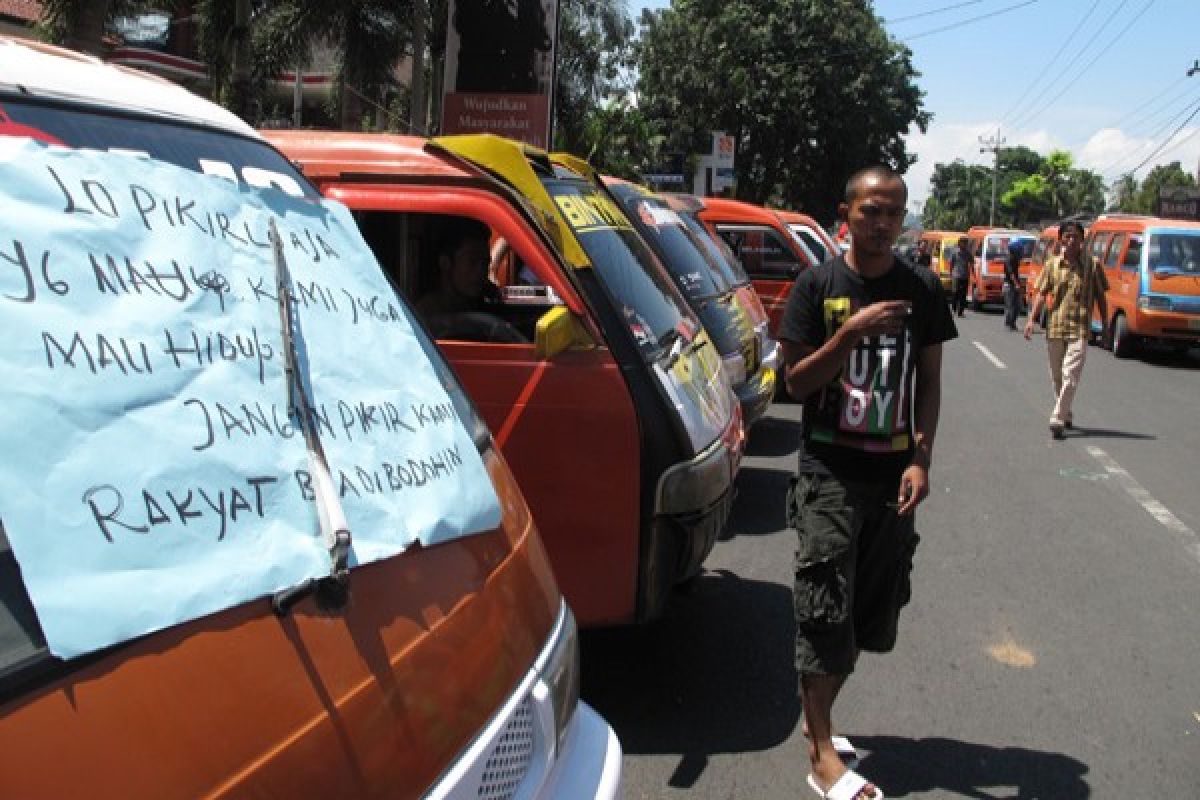 Sopir angkot paksa  penumpang taksi daring turun