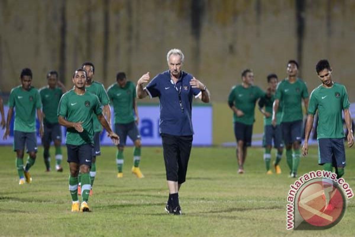 Timnas jajal lapangan Stadion Hang Day