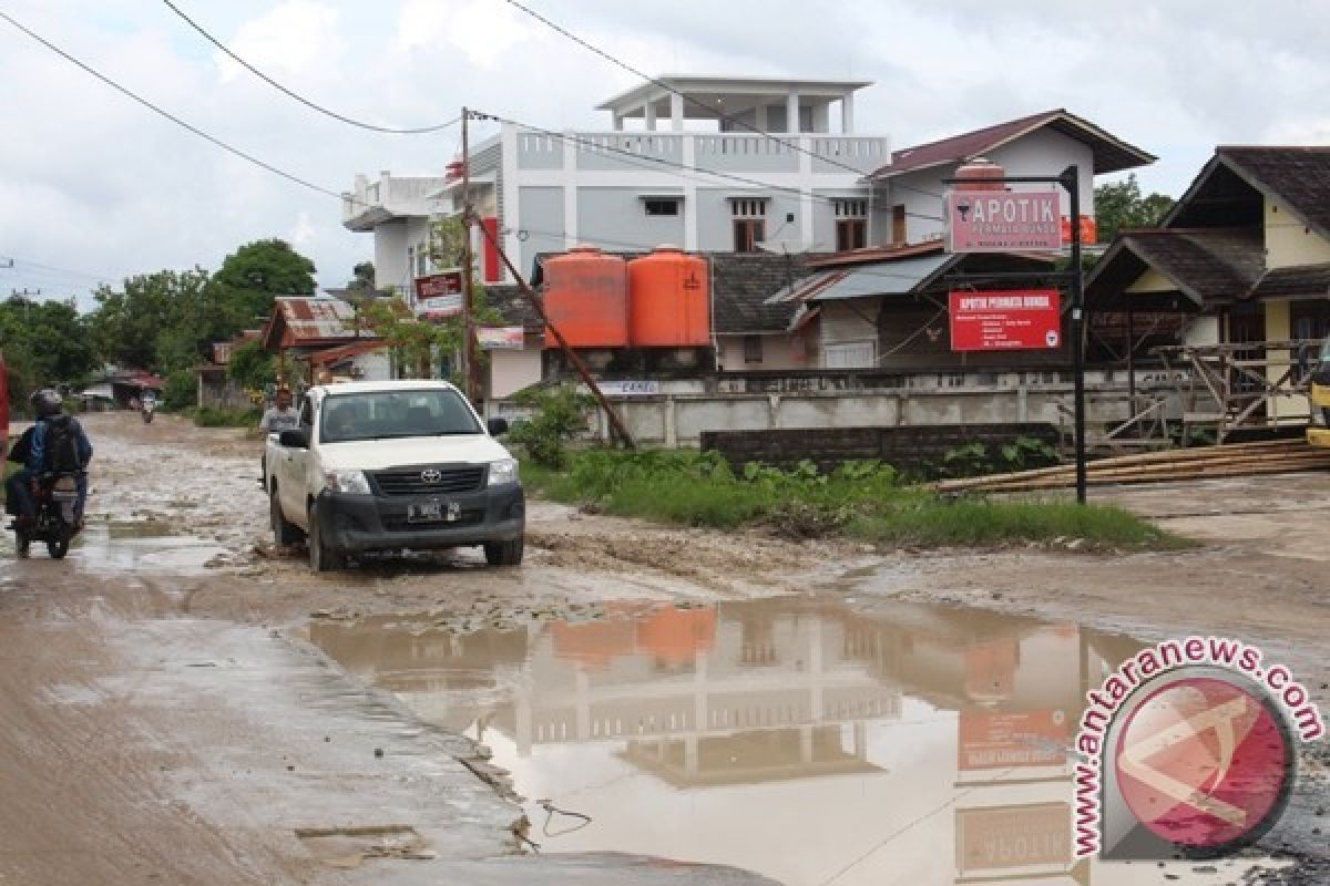 Jalan Masuka Rusak Tak Diperbaiki Pemkab Sintang