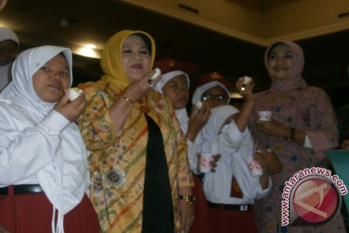 Wabup-pelajar aksi minum susu dan makan telur