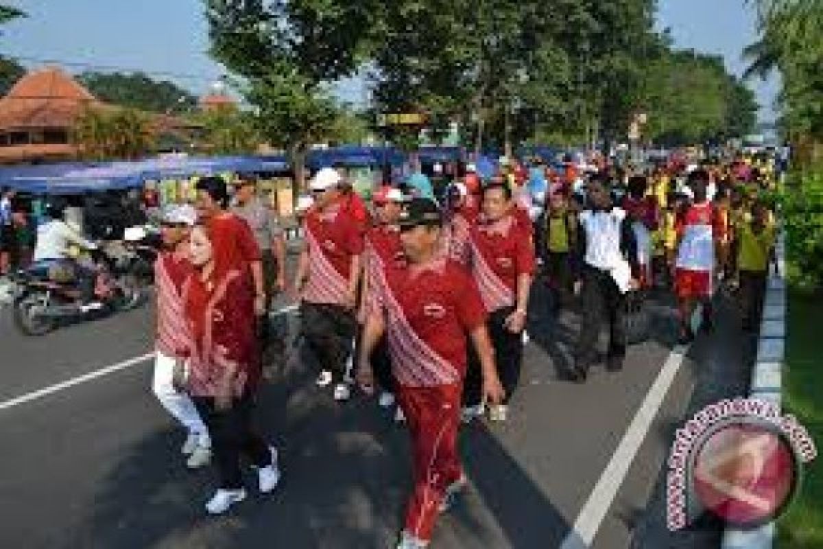 Inilah Manfaat Jalan Sehat Pakai Sarung