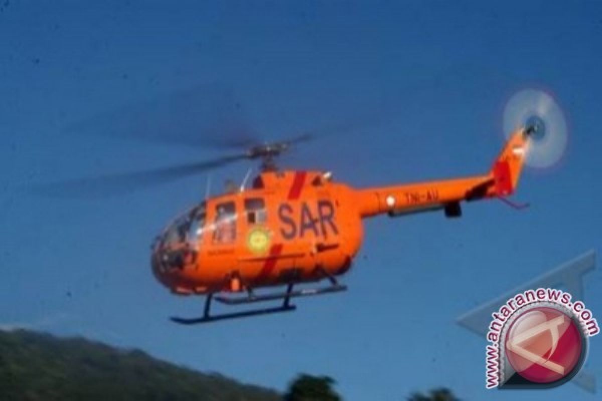 Tim SAR mendekati lokasi pendaratan darurat helikopter TNI AU