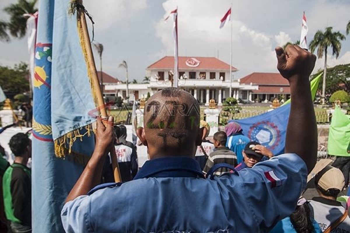 Buruh Jatim Tuntut UMK 2016 Sebesar Rp3,2 Juta