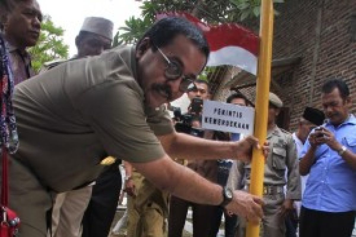 Rano Tancapkan Patok Bambu Runcing Di Makam Perintis Kemerdekaan