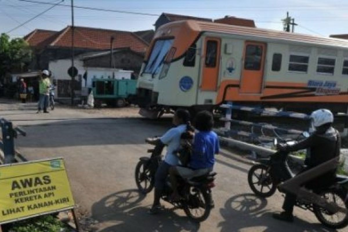 KA Banyubiru "tertemper" mobil di perlintasan Demak