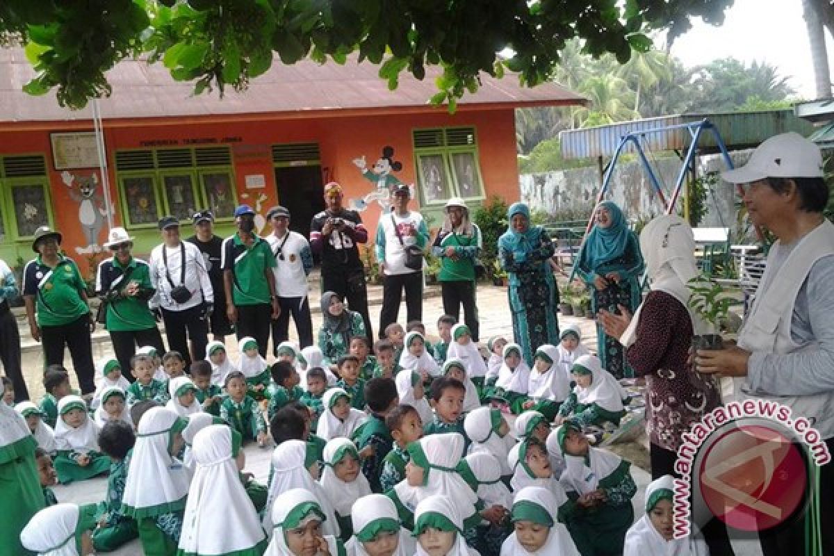 Tim Bagikan Gaharu Ke Sekolah