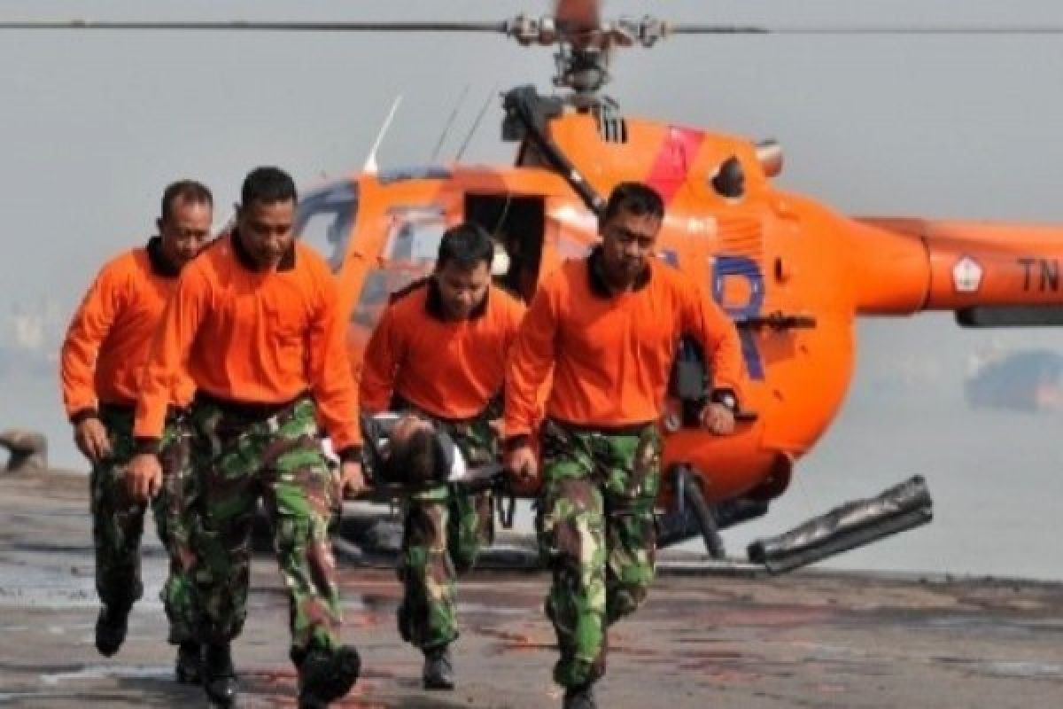 Tim SAR evakuasi sebagian penumpang dan kru helikopter TNI AU