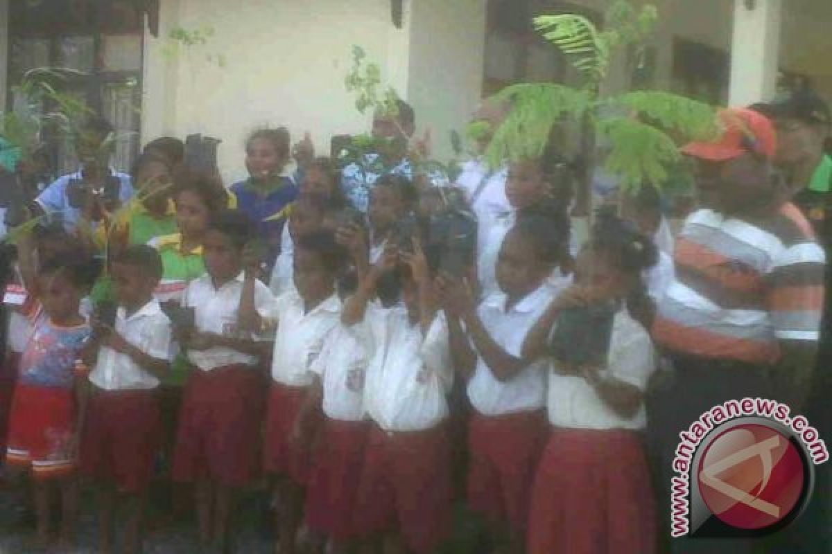 Pejabat Pemkab Biak berbaur dengan pelajar tanam ratusan pohon