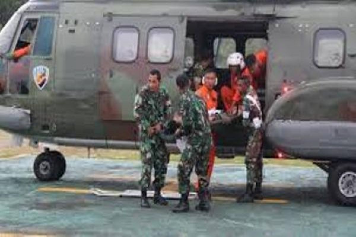 Empat penumpang helikopter TNI AU luka berat