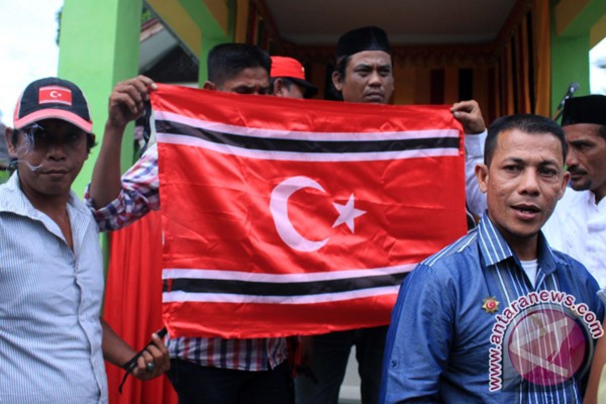  Polisi-TNI Turunkan Bendera Bulan Bintang di Aceh