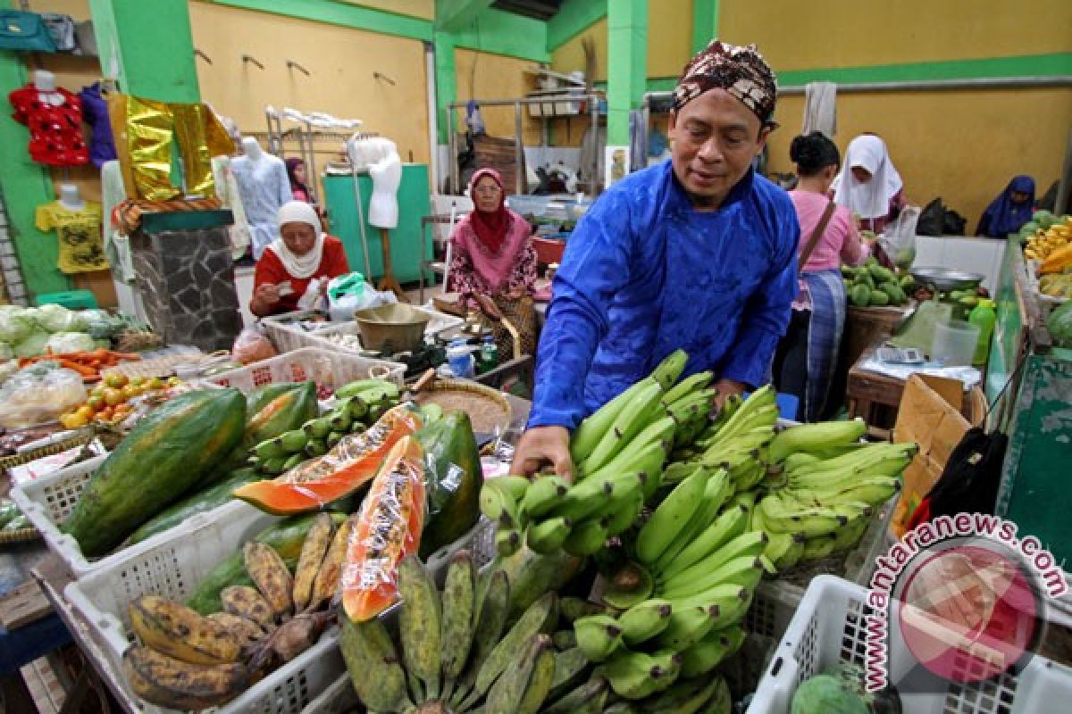 Pedagang pasar berbusana tradisional setiap Kamis pahing