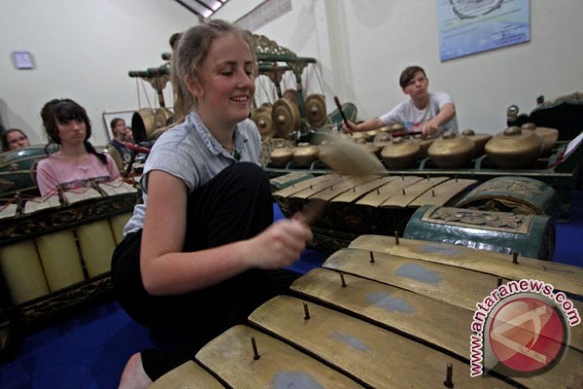 Siswa Ivydale di Inggris berlatih gamelan