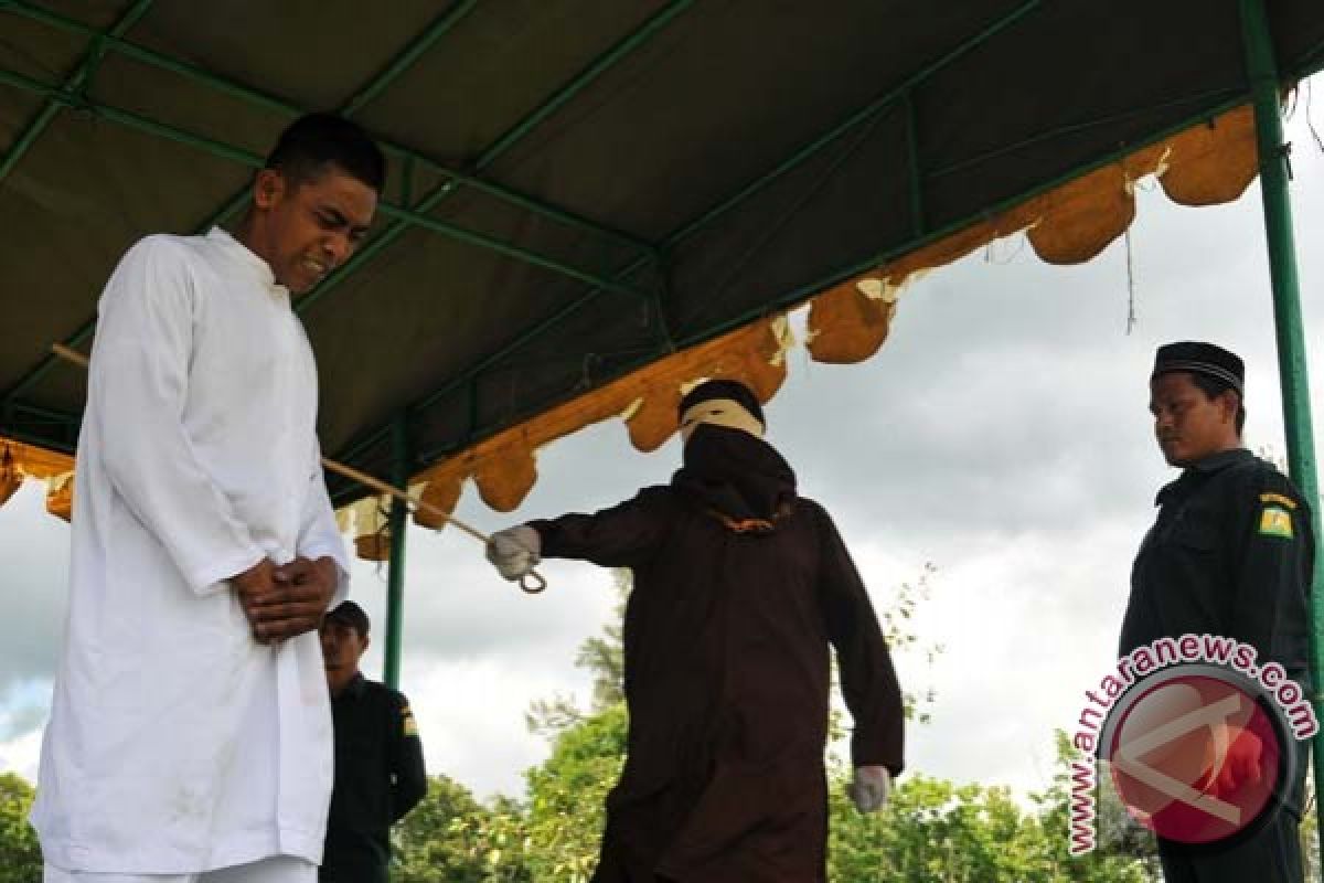 Terkait kasus judi, tujuh pria Aceh dihukum cambuk