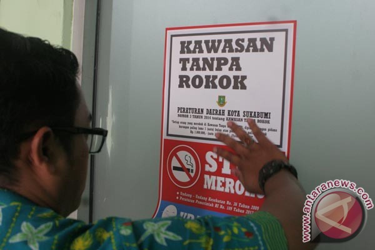 Pemkot Sukabumi pasang gambar tempel larangan merokok