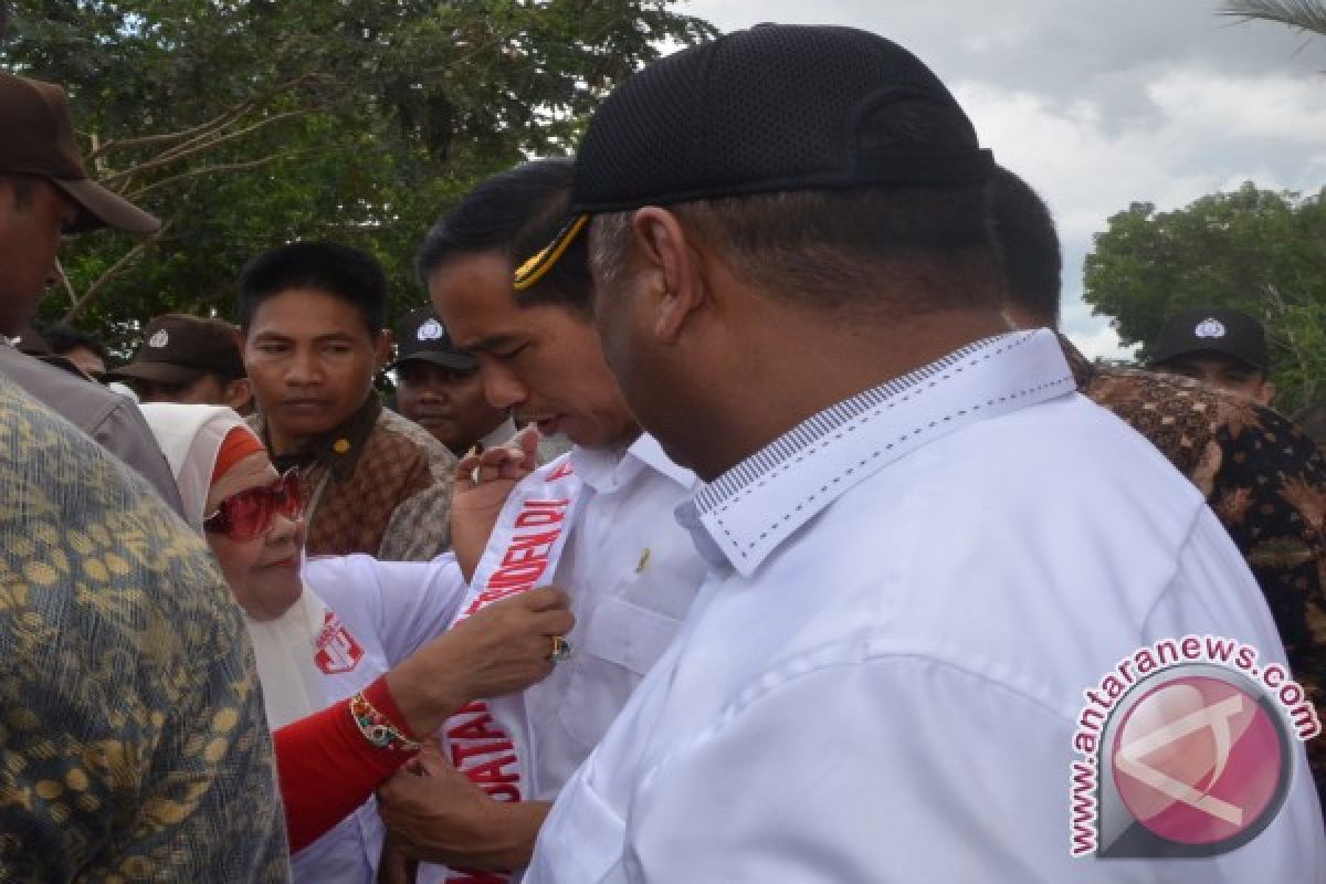 Warga Gorontalo Hadiahi Presiden Kemeja Putih Kerawang 