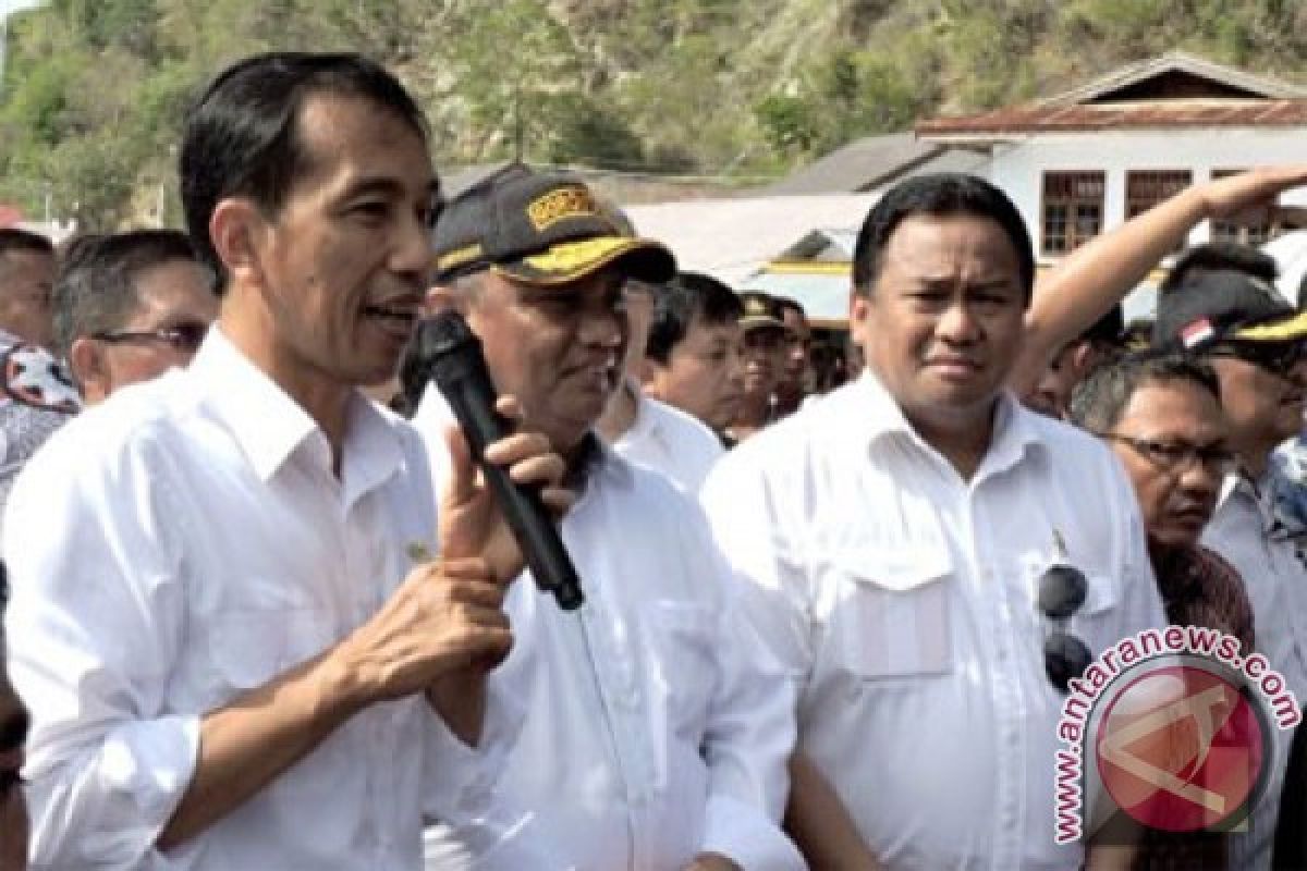 Presiden dapat hadiah kemeja kerawang di Gorontalo