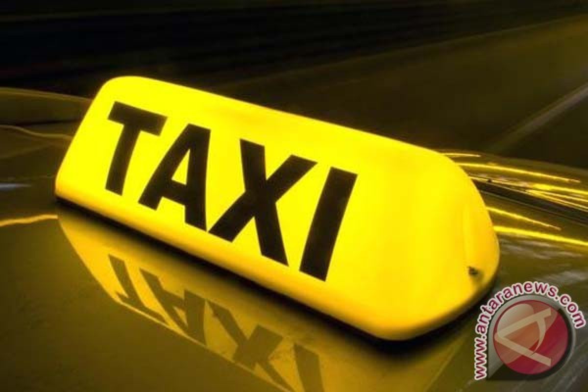 Pengemudi Angkot Desak Pembekuan Aplikasi " Taxi Online"