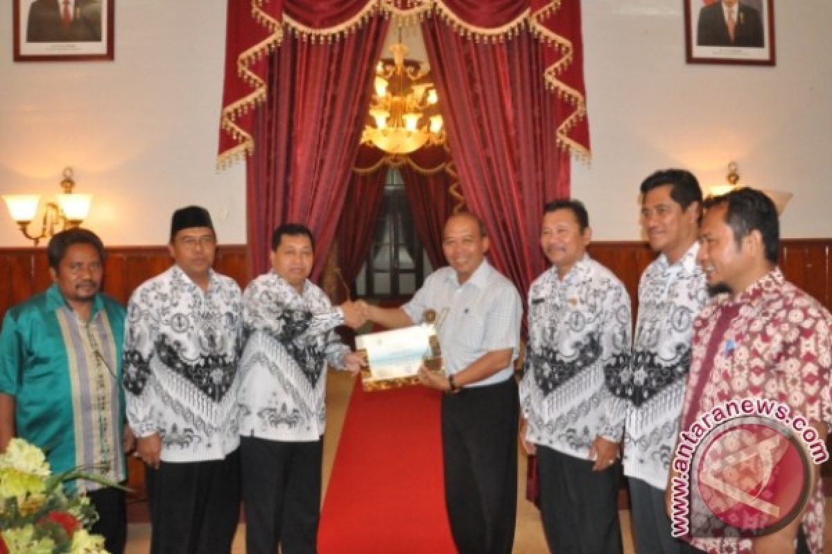 Bupati Sintang Terima Dua Penghargaan