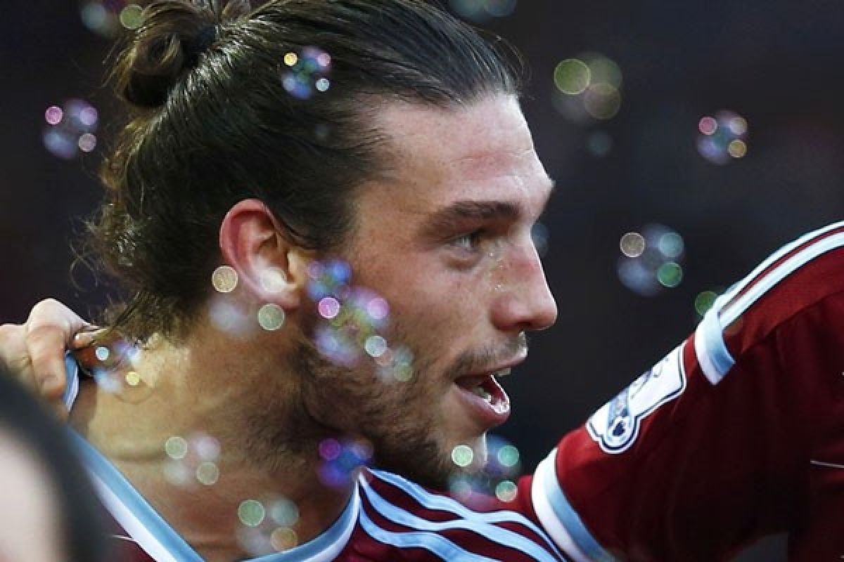 Akhiri puasa gol, Carroll borong dua gol kemenangan West Ham atas West Brom