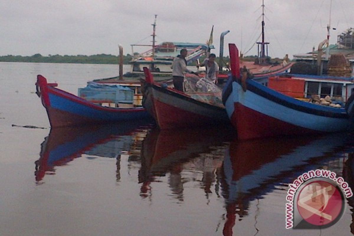 Nelayan Tak Melaut Karena Musim Angin Selatan 