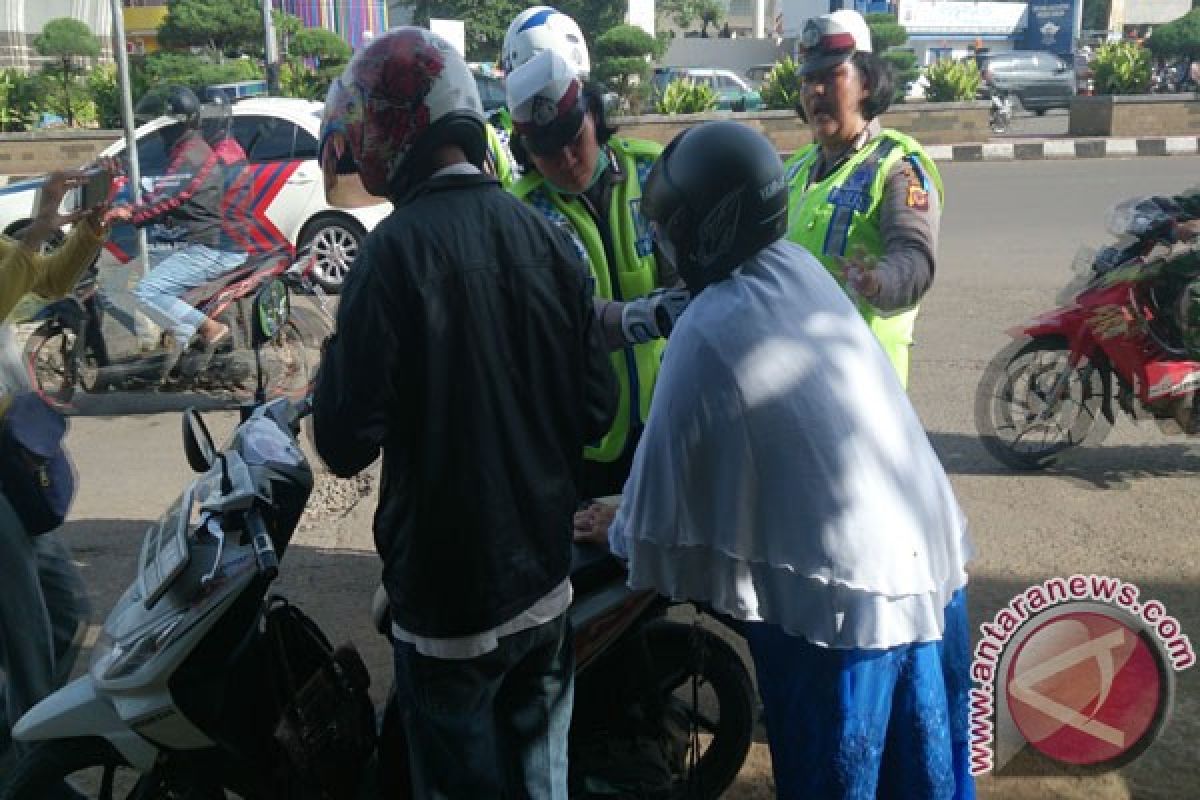 Operasi Zebra Polres Bogor bagikan helm