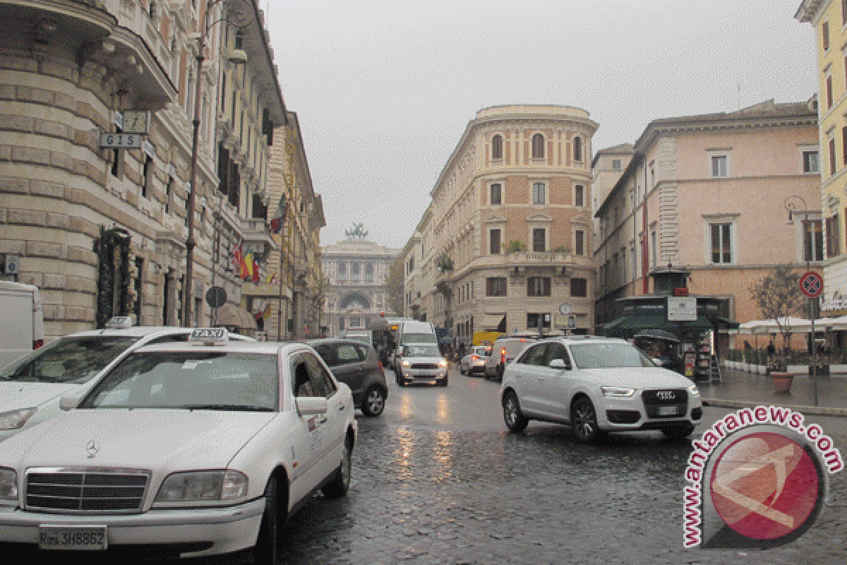 22 keluarga dievakuasi karena lubang besar menganga di Roma