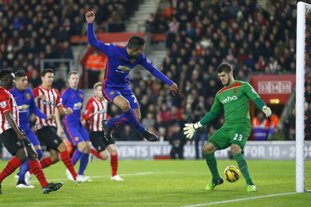 Van Persie bawa MU tekuk Southampton 2-1