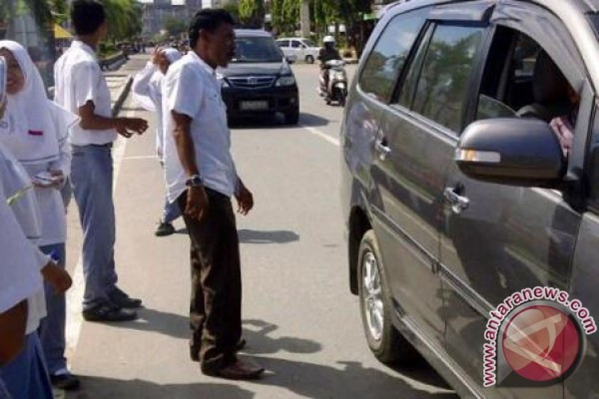 Kejari Bireuen Bagikan Stiker dan Brosur Anti Korupsi