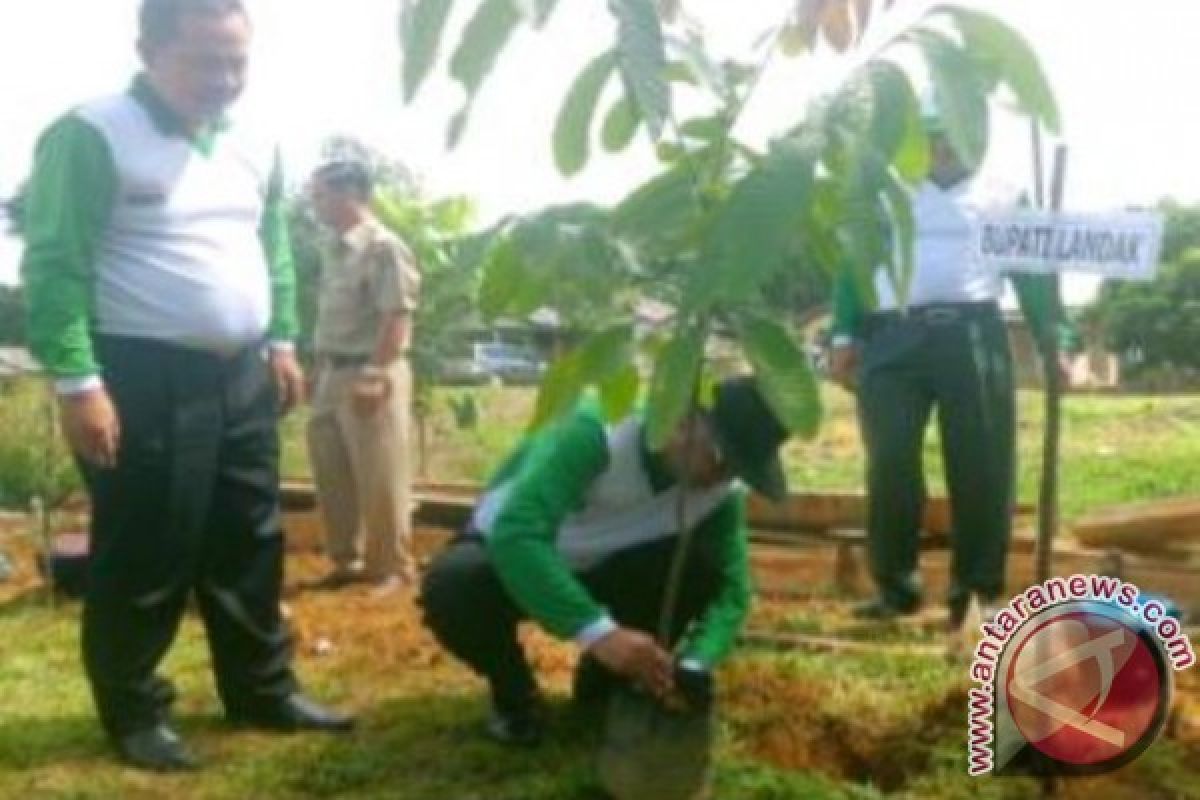 Bupati Landak Ajak Masyarakat Tanam Pohon