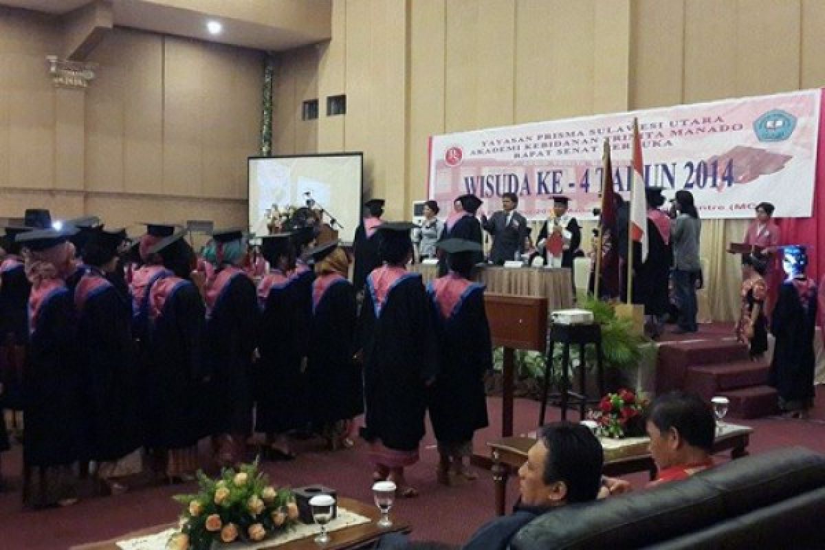 Akbid Trinita Manado wisuda 192 bidan