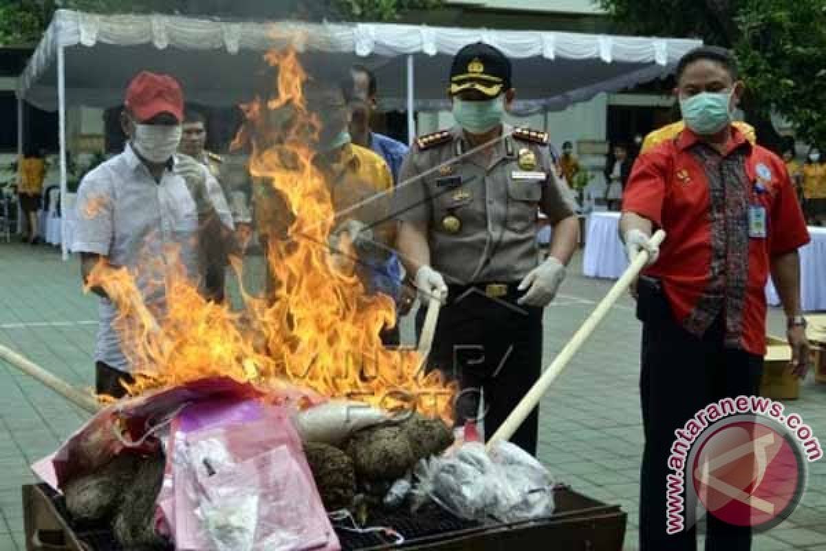 Kejari Denpasar Musnahkan Barang Bukti Sitaan