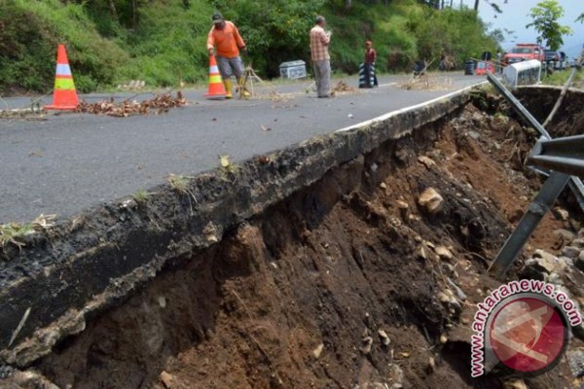 Kerugian akibat longsor diperkirakan Rp100 miliar