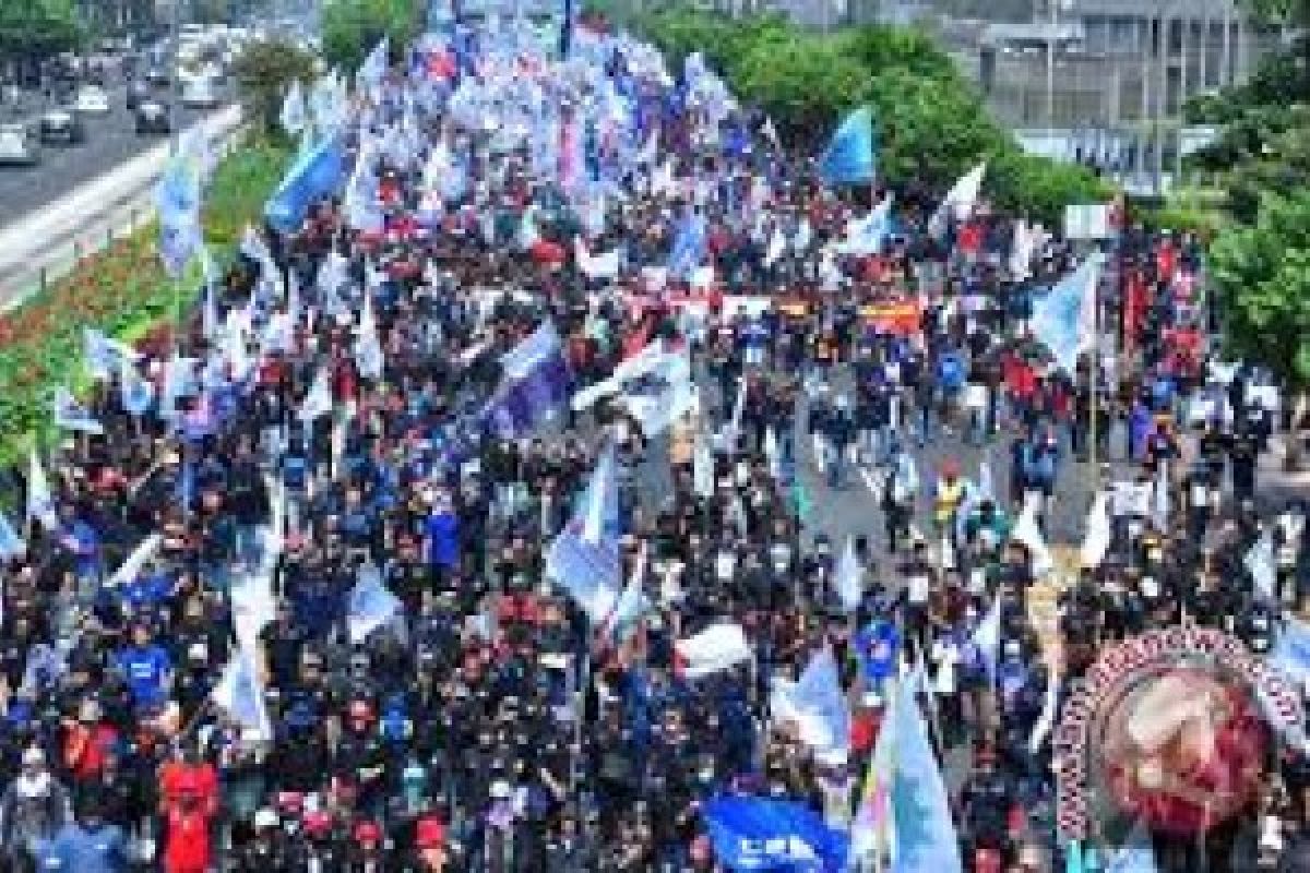  Ribuan Buruh Kumpul Di Monas Siap Gelar Aksi