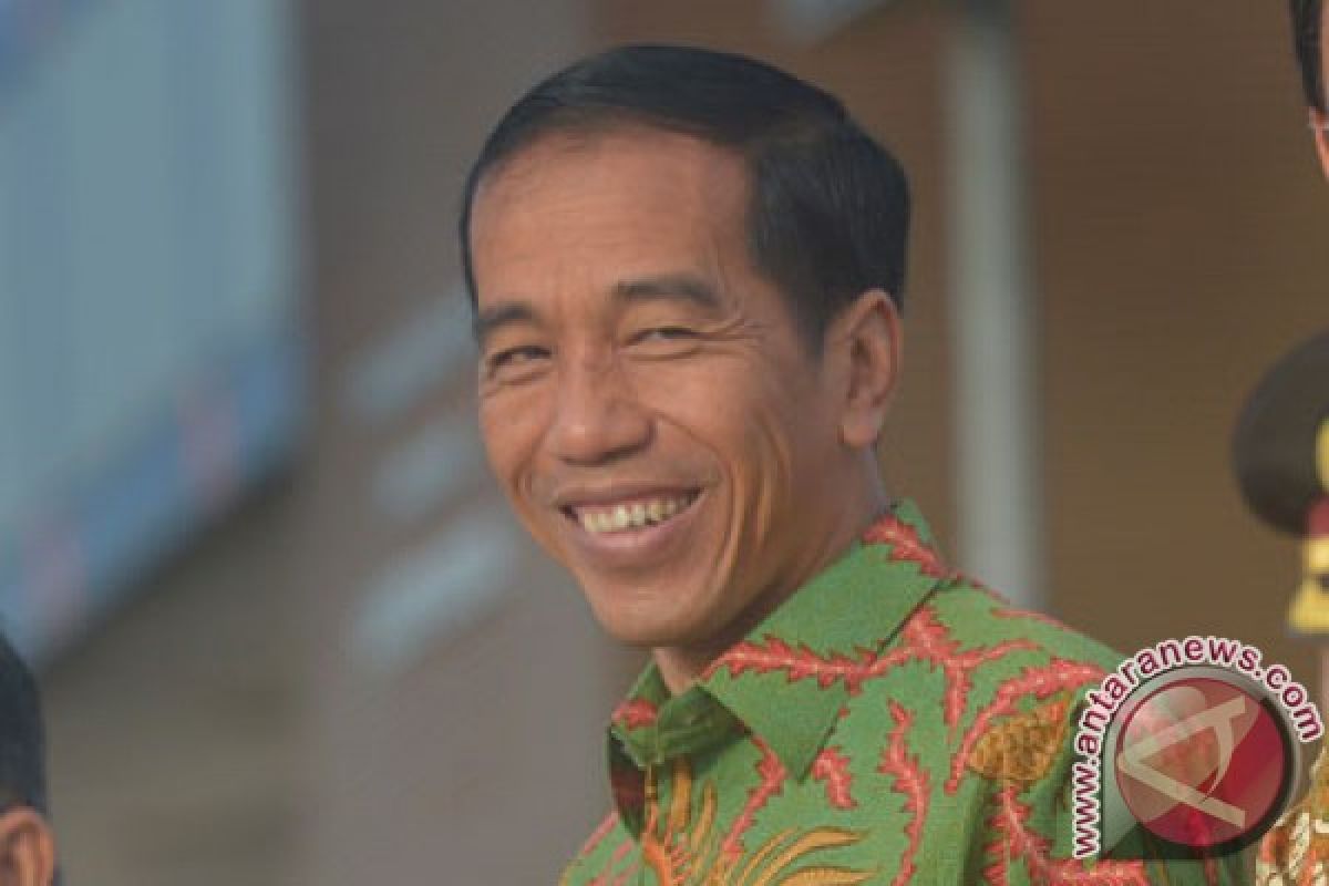 President Jokowi visits shipyard in Busan