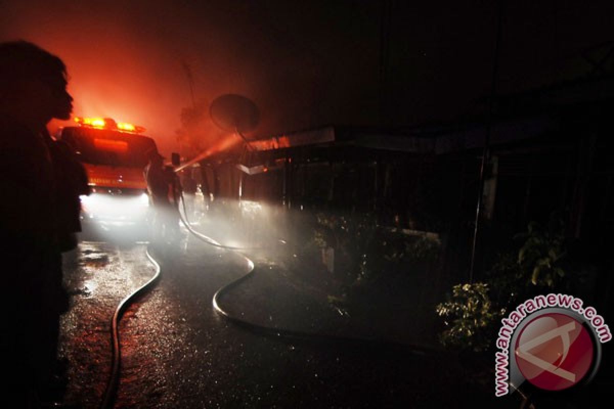 Pasar Klewer terbakar, pedagang menangis