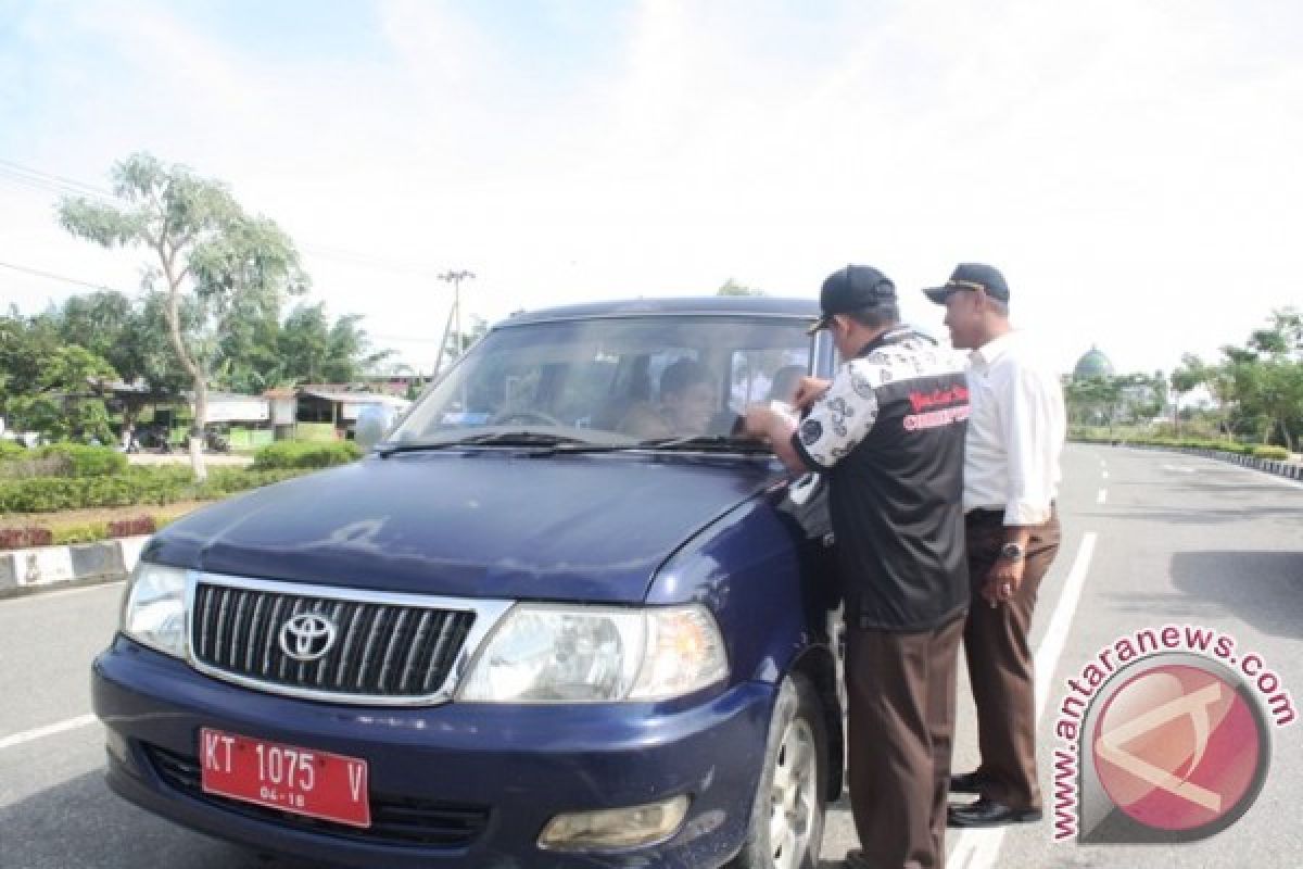 Kejari Penajam Bagikan Stiker Antikorupsi