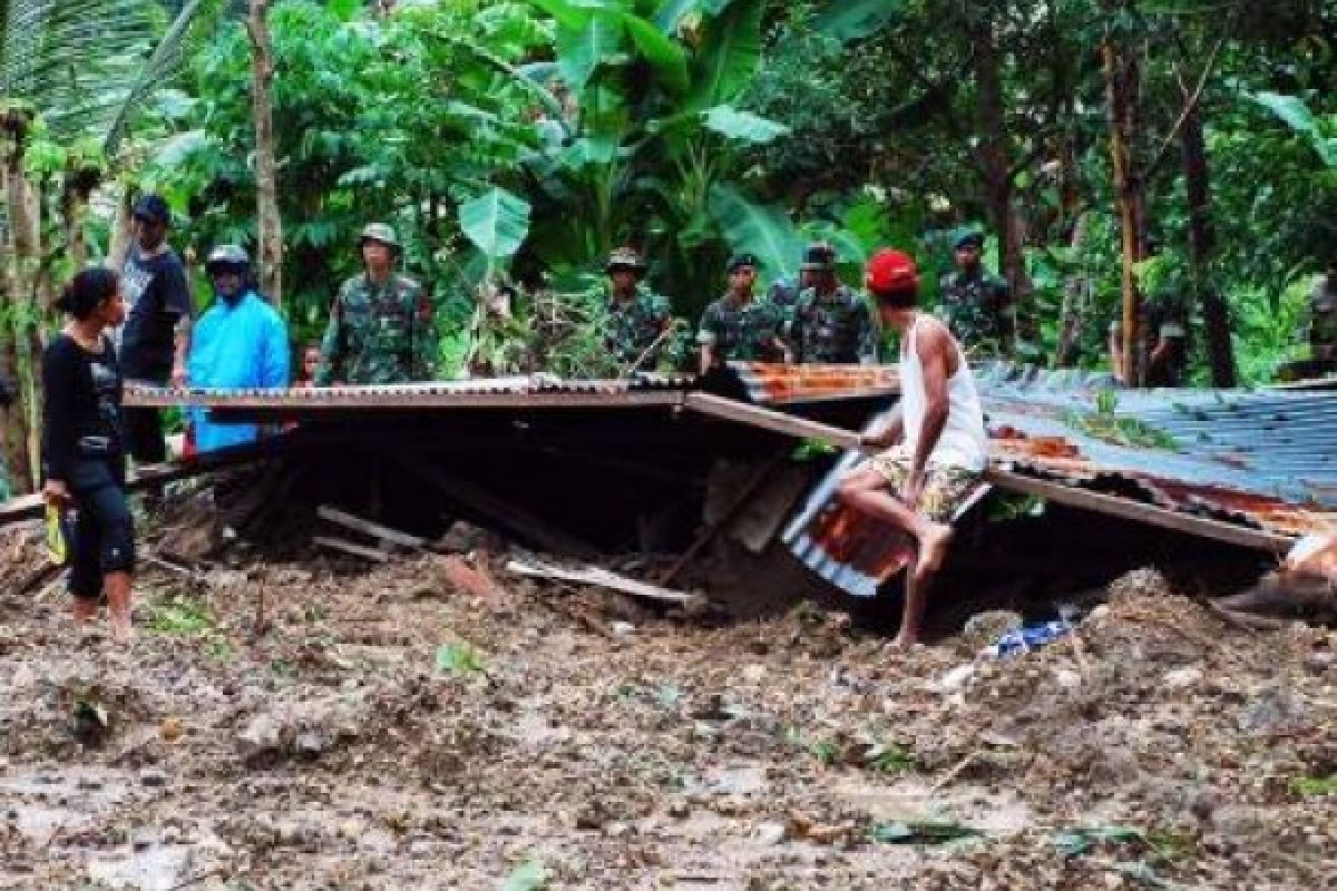 Tiga Rumah Tertimpa Longsor di Temanggung