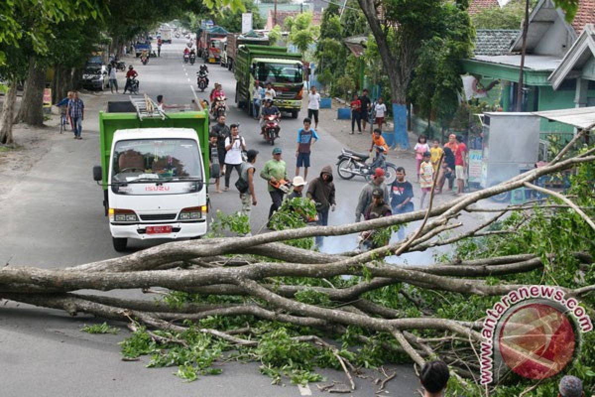 Puting beliung rusak kampus UIN Bandung