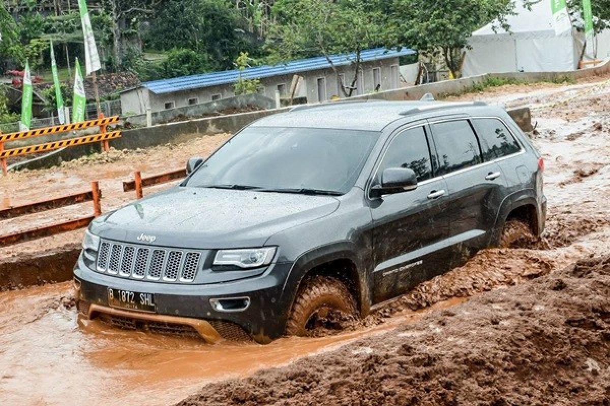 Kecanggihan Jeep Grand Cherokee Summit WK2 2014