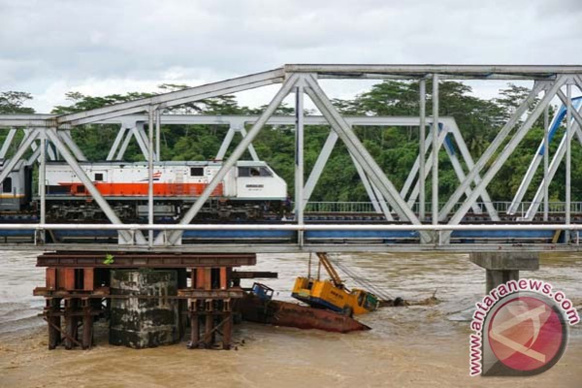 Perahu terbalik di Sungai Serayu, penambang pasir di Cilacap-Jateng dilaporkan hilang
